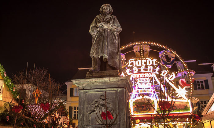 Der berühmte Sohn der Stadt bewacht das weihnachtliche Treiben ©iStockPhoto.com/Mathess