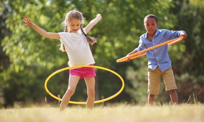 Hula Hoop im Park © Robert Kneschke/AdobeStock.com