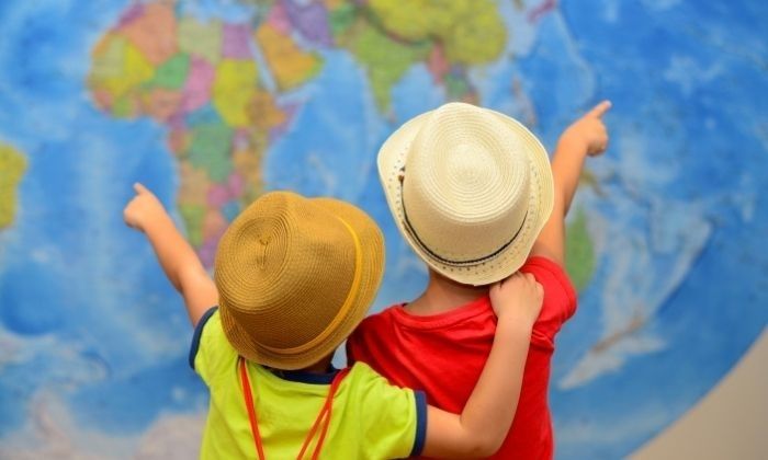 Kinder vonhinten vor einer Landkarte © zhinna/AdobeStock