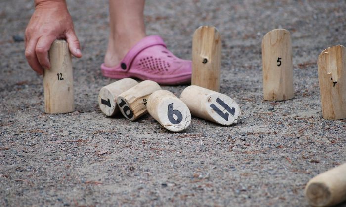 Umgeworfene Spielhölzer bei Mölkky © ullajj/Pixabay
