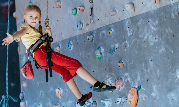 Klettern oder Bouldern mit Kindern in Köln und Umgebung © Adobe Stock / altanaka