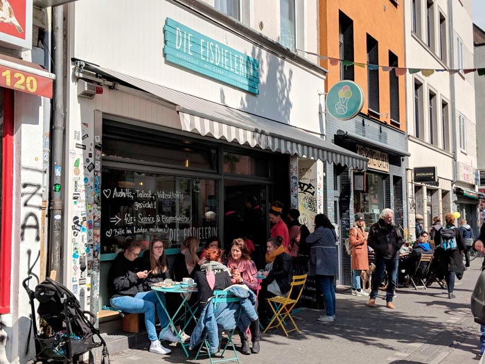 Eisdielerin in Köln Ehrenfeld