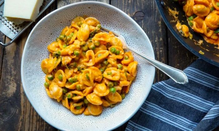 Pasta mit Tomatensugo und Erbsen