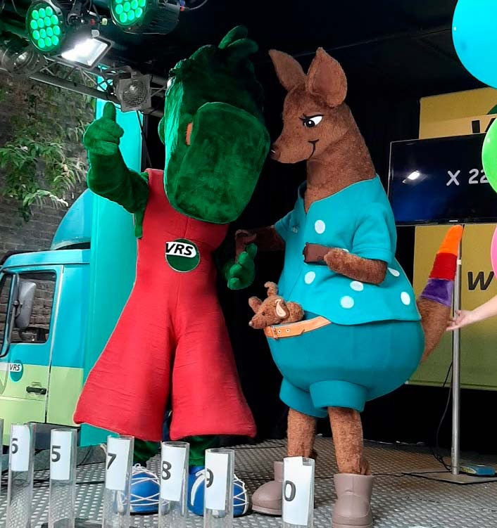 Karla und das VRS-Maskottchen