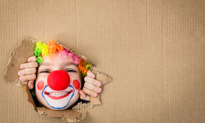 Kind mit Clownnase