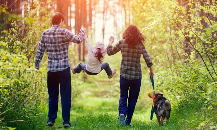 Familie mit Hund im Wald © Adobe Stock