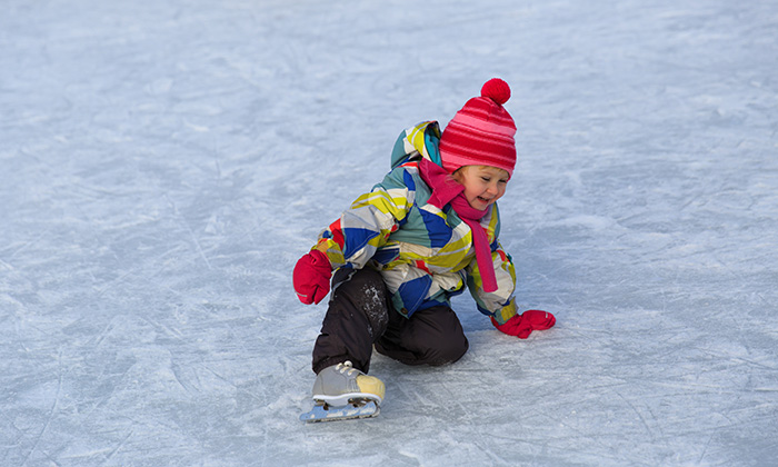 Kind beim Eislaufen