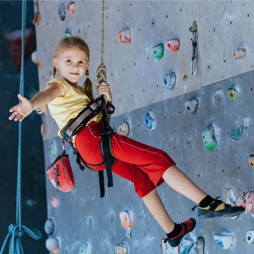 Kind klettert an Wand © altanaka/Adobe Stock