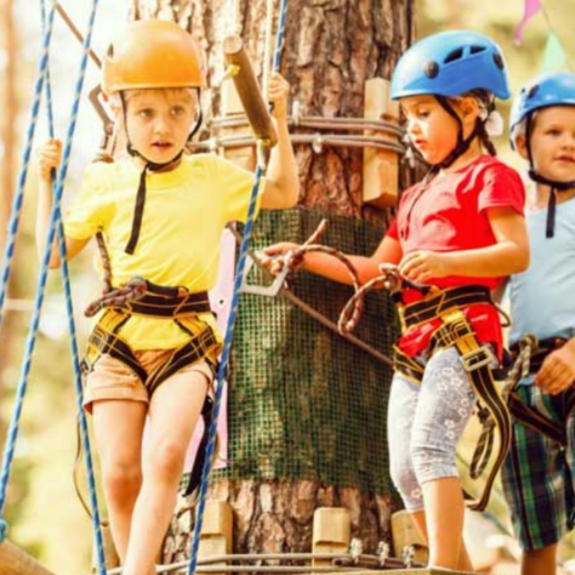 Kinder in Kletterausrüstung © Angelov/Adobe Stock