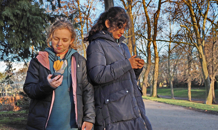 Ganz vertieft in die Anweisungen, die das GPS-Gerät ausspuckt.