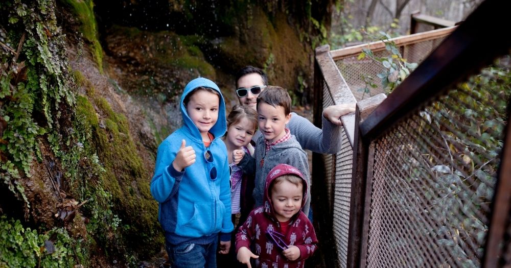 Mikroabenteuer mit Kindern in der Region Köln: Kind am Fluß