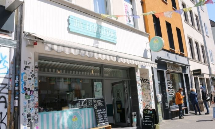 Die Eisdielerin auf der Venloerstraße © Thea Wittmann
