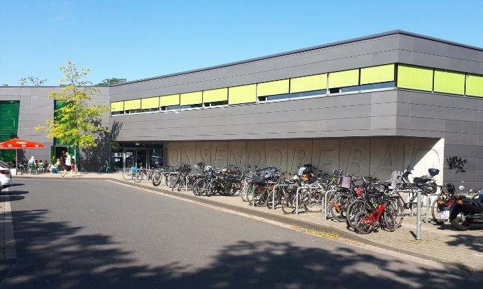 Geparkte Fahrräder vor dem Ossendorfbad 