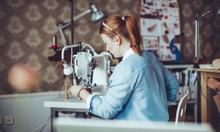 Nähen lernen im Kurs. © Eva Katalin Kondoros/Adobe Stock