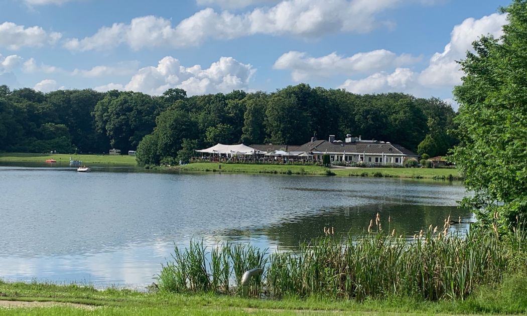 Bootsverleih und Haus am See am Decksteiner Weiher © Sue Herrmann