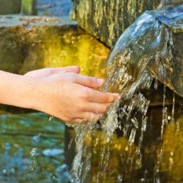 Hände unter Wasserstrahl © Jürgen Fälchle/Adobe Stock