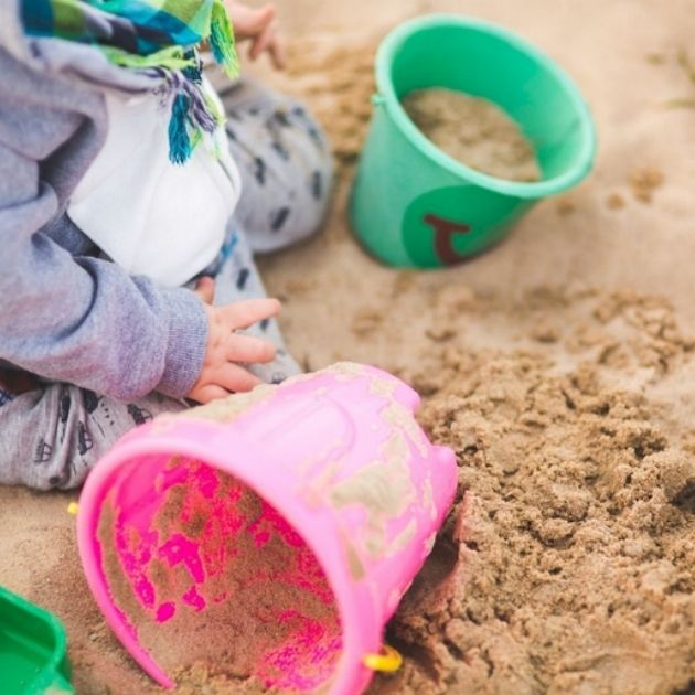 Kind im Sand © pexels