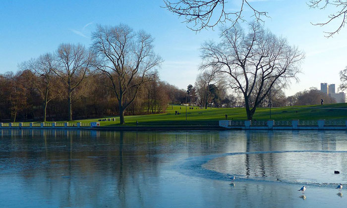 Aachener Weiher © Geolina @ Wikimedia Commons