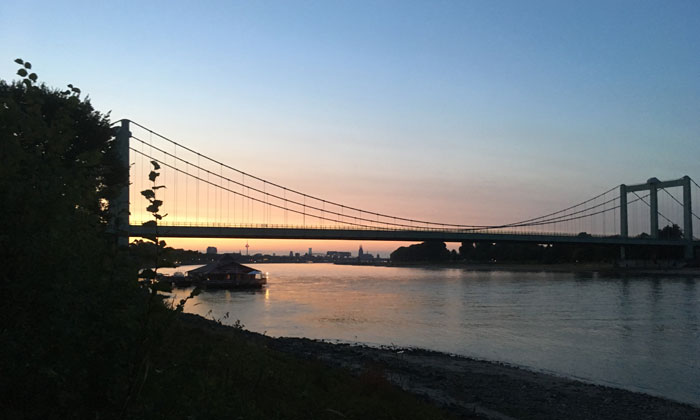Blick auf die Rodenkirchener Brücke in der Dämmerung © Claudia Berlinger
