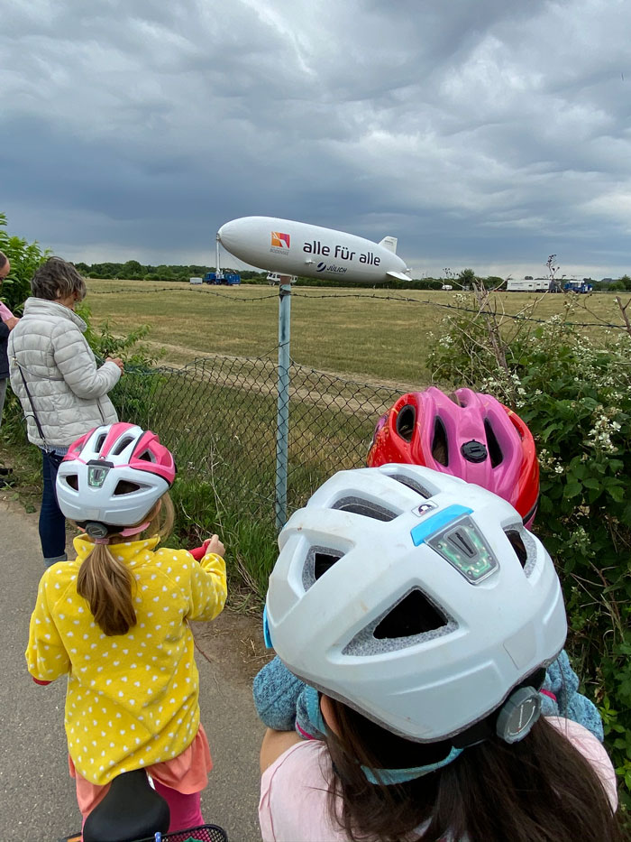 Zeppelin am Flughafen Hangelar