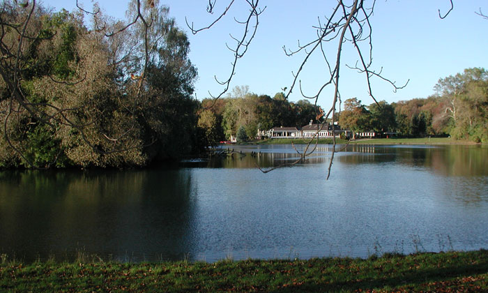 Haus am See © HOWI @ Wikimedia Commons
