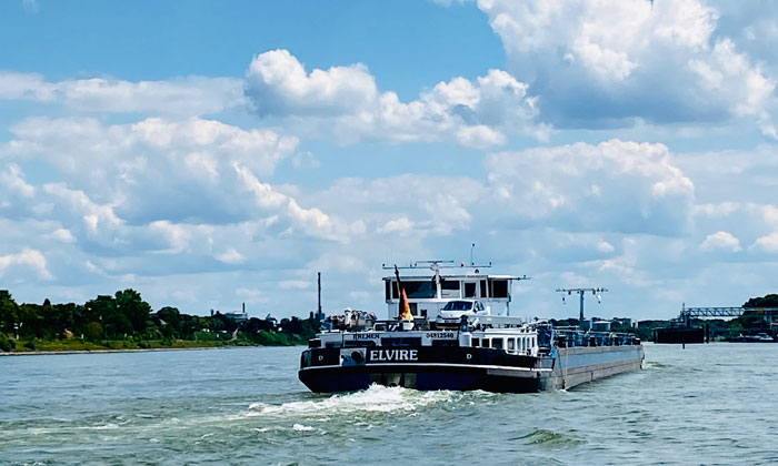 Schiff auf dem Rhein