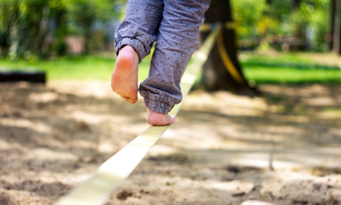 Kinderfüße auf Slackline