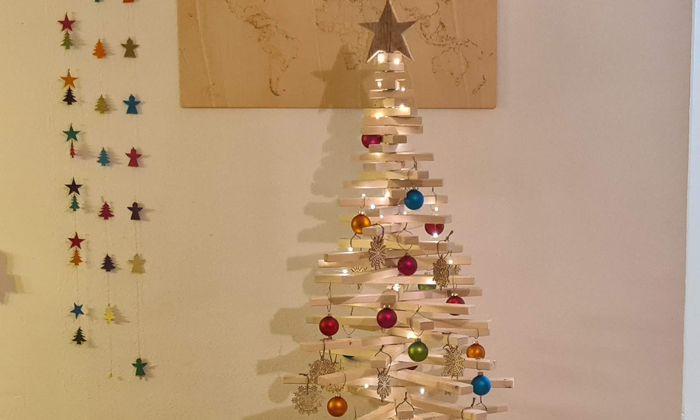 Selbstgebastelter Weihnachtsbaum aus Holz © Patrick Hulka