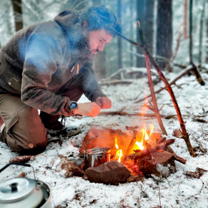 Mann an Lagerfeuer © Benjamin Stapf