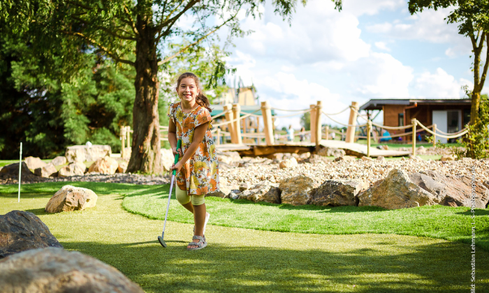 Kind spielt Minigolf © Sebastian Lehmann LS Photographie