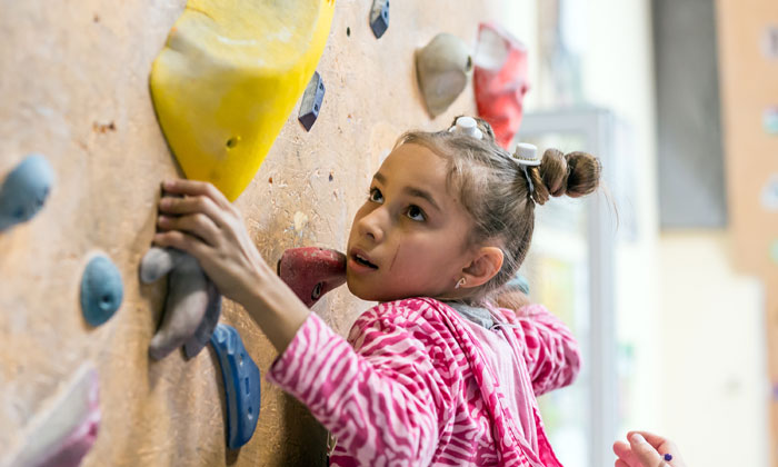Klettern stärkt das Selbstbewusstsein. © Alex Brylov/iStockPhoto