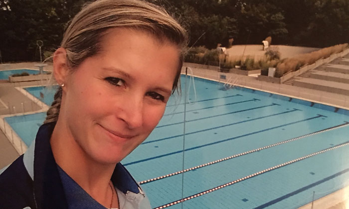 Schwimmlehrerin Jessica Hilbig spricht mit KÄNGURU über das Schwimmen © privat