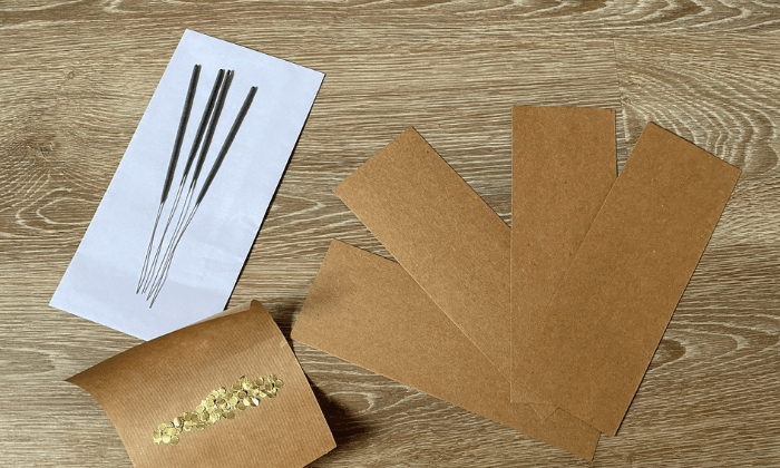 Kraftpapier in vier Teile zerschnitten © Anna Oberste