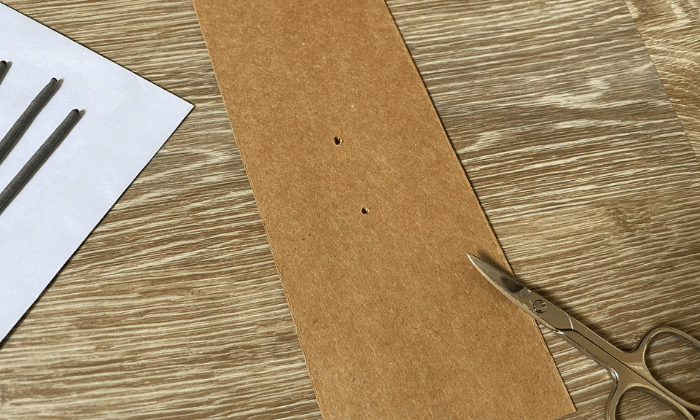 Kraftpapier mit zwei kleinen Löchern © Anna Oberste