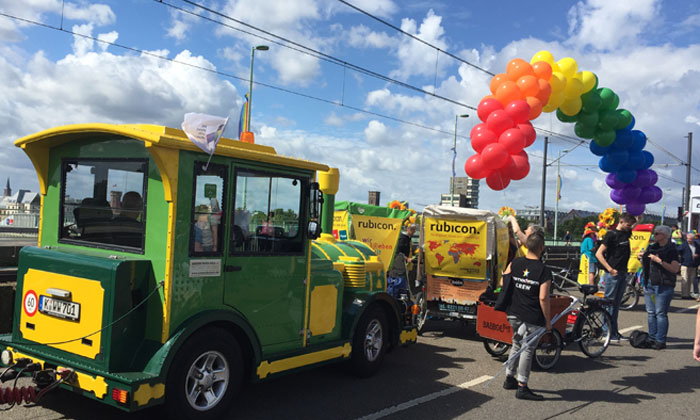 CSD-Parade auf der Deutzer Brücke in Köln
