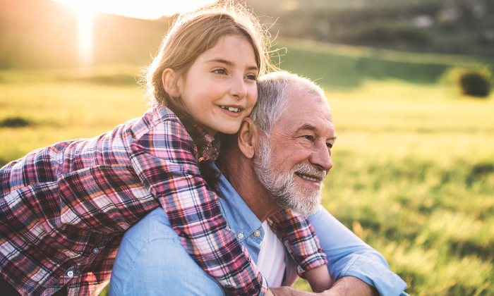 Die Beziehung von Enkelkindern und Großeltern ist eine Win-Win-Situation © Halfpoint/Adobe Stock