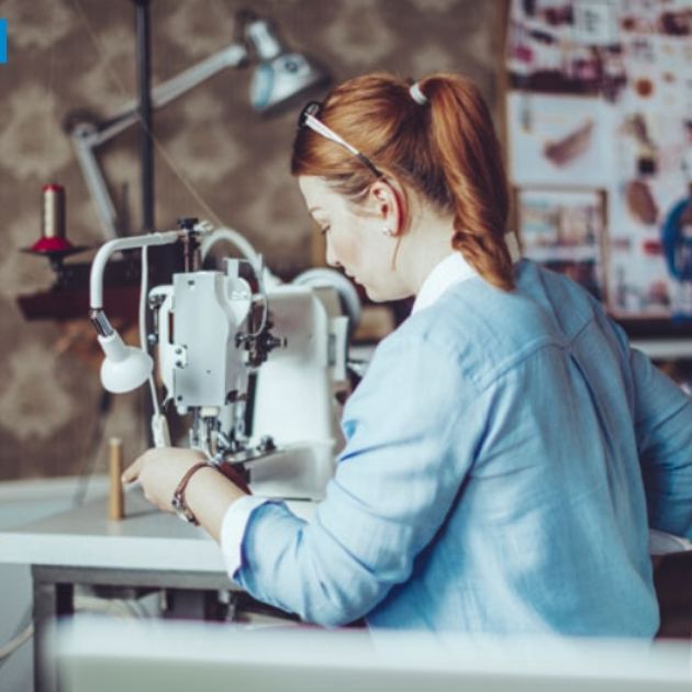 Frau näht © Eva Katalin Kondoros/Adobe Stock