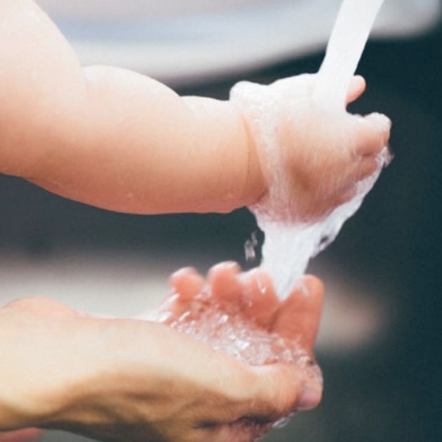 Hände unter laufendem Wasser © Pexels