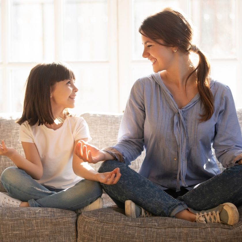 Mutter und Kind meditieren © fizkes/Adobe Stock
