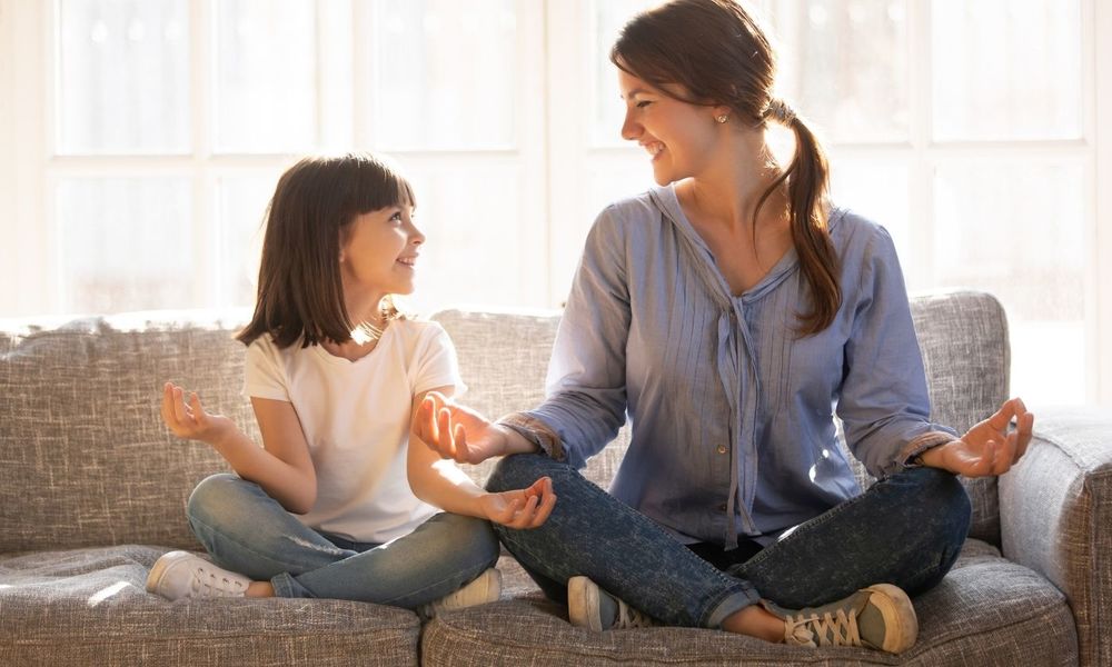 Mit Spaß und Freude lebt Achtsamkeit sich nochmals leichter im Familienalltag. © fizkes/Adobe Stock