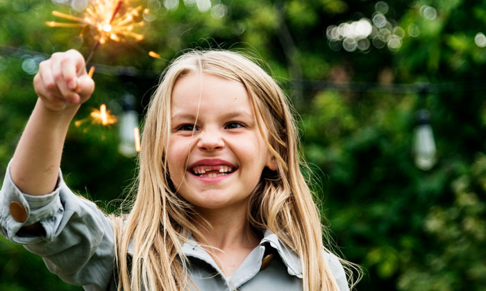 Bis zu 1200 Grad heiß wird eine solche Wunderkerze. Foto Adobe Stock / rawpixel