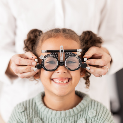 Kind mit Augenmessgerät © Alexis S/peopleimages.com/Adobe Stock
