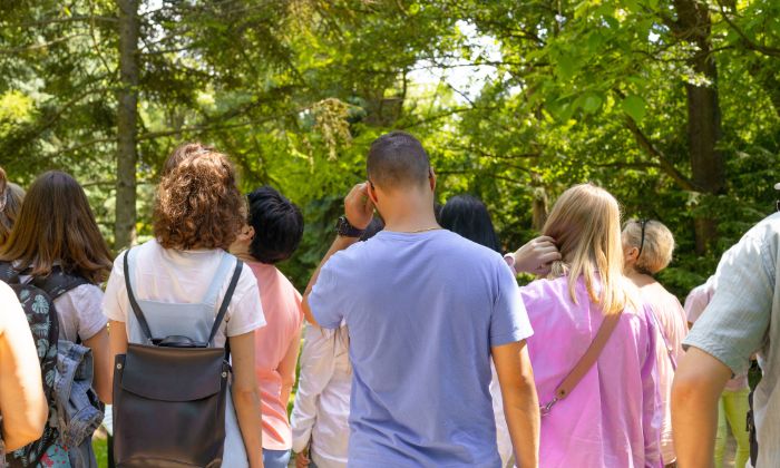 Menschen die auf einer Stadtführung unterwegs sind
