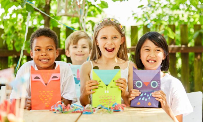 Kinder die beim Kindergeburtstag etwas gebastelt haben.