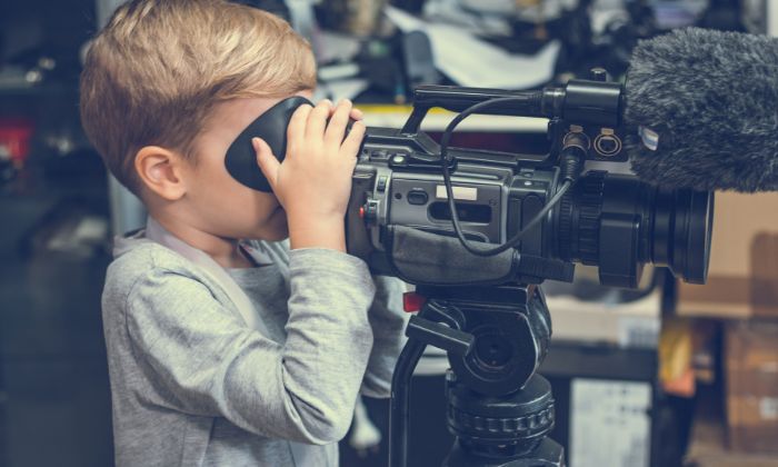 Kind das am Kindergebrutstag einen Film aufnimmt