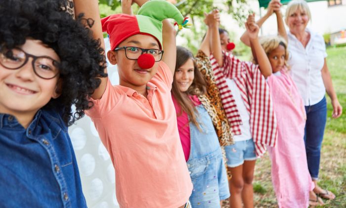 Kinder die beim Kindergeburtstag Theater spielen