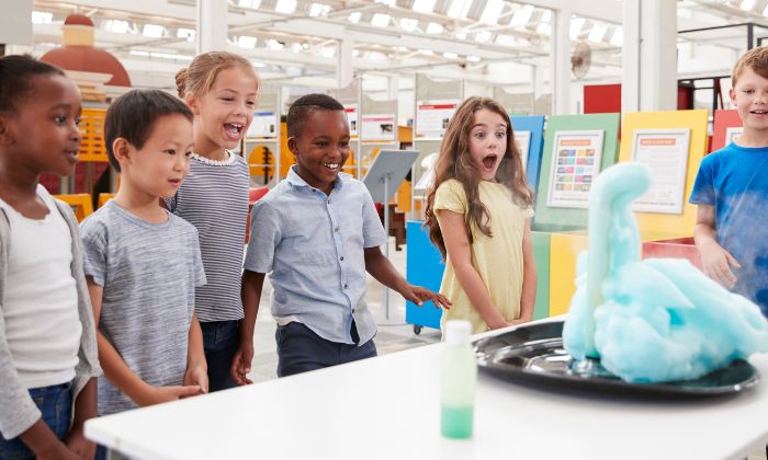 Kinder die bei einem Experiment im Museum zuschauen