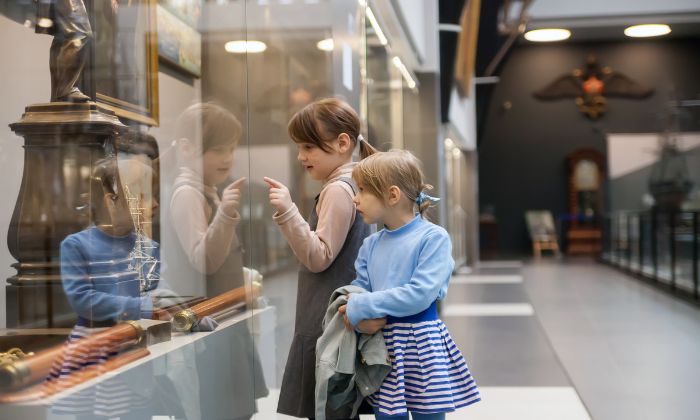 Kinder die im Museum sich etwas anschauen