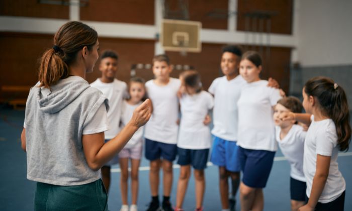 Kinder die gemeinsam Sport treiben