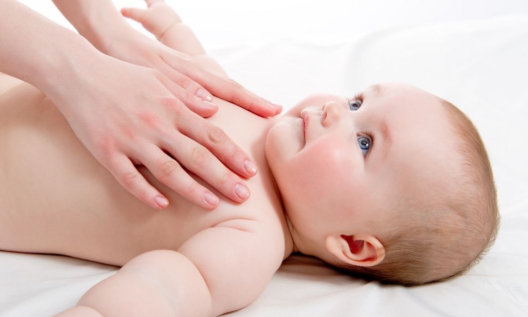 Baby wird massiert © alex-tihonov/Adobe Stock